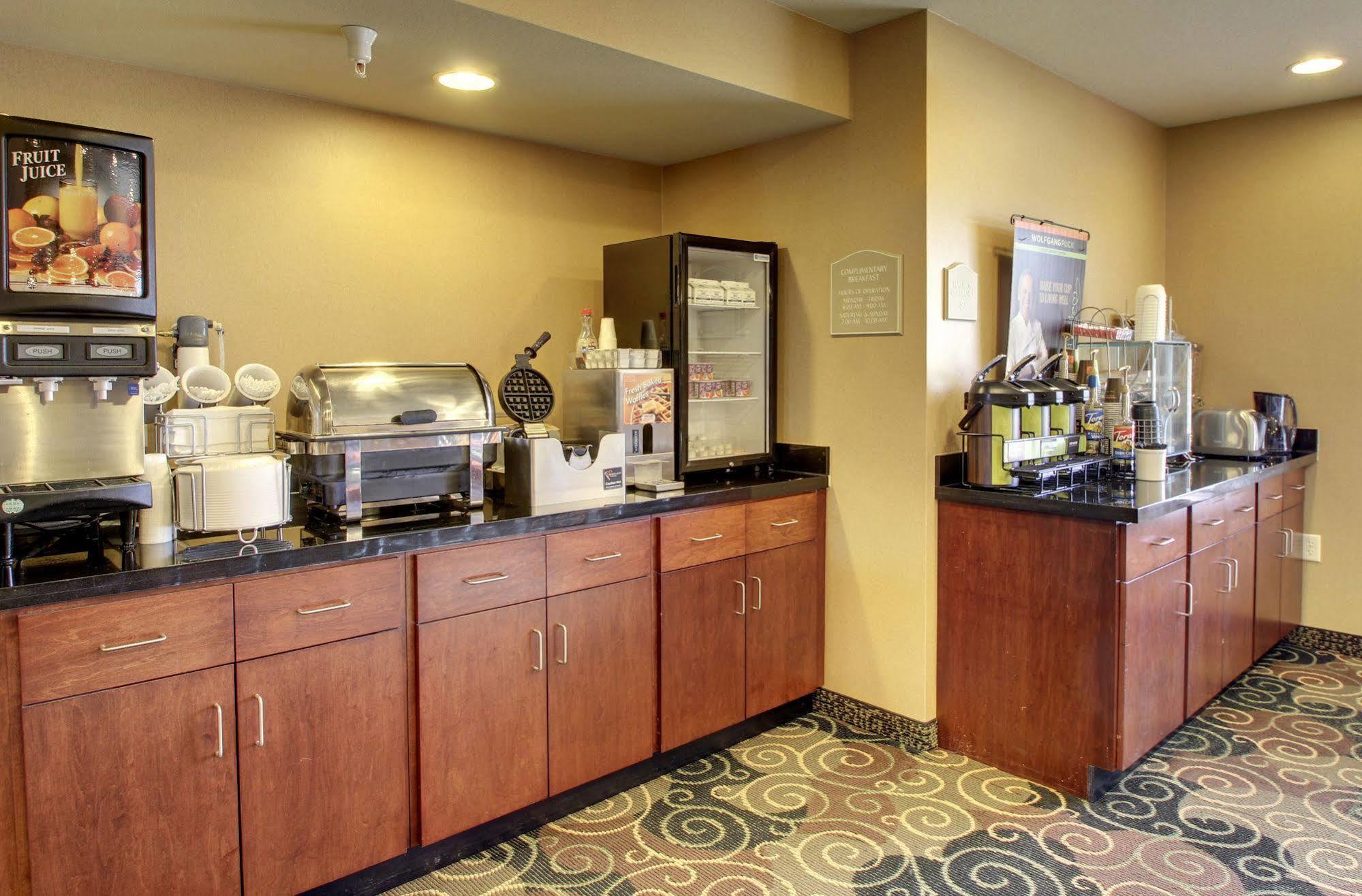 Cobblestone Inn & Suites - Hartington Экстерьер фото